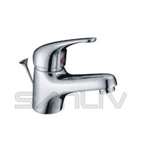 Single handle water mixing faucet